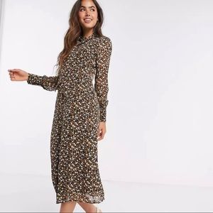 NWT Fashion Union Midi Dress With High Neck Detail In Retro Floral Print. Size 4